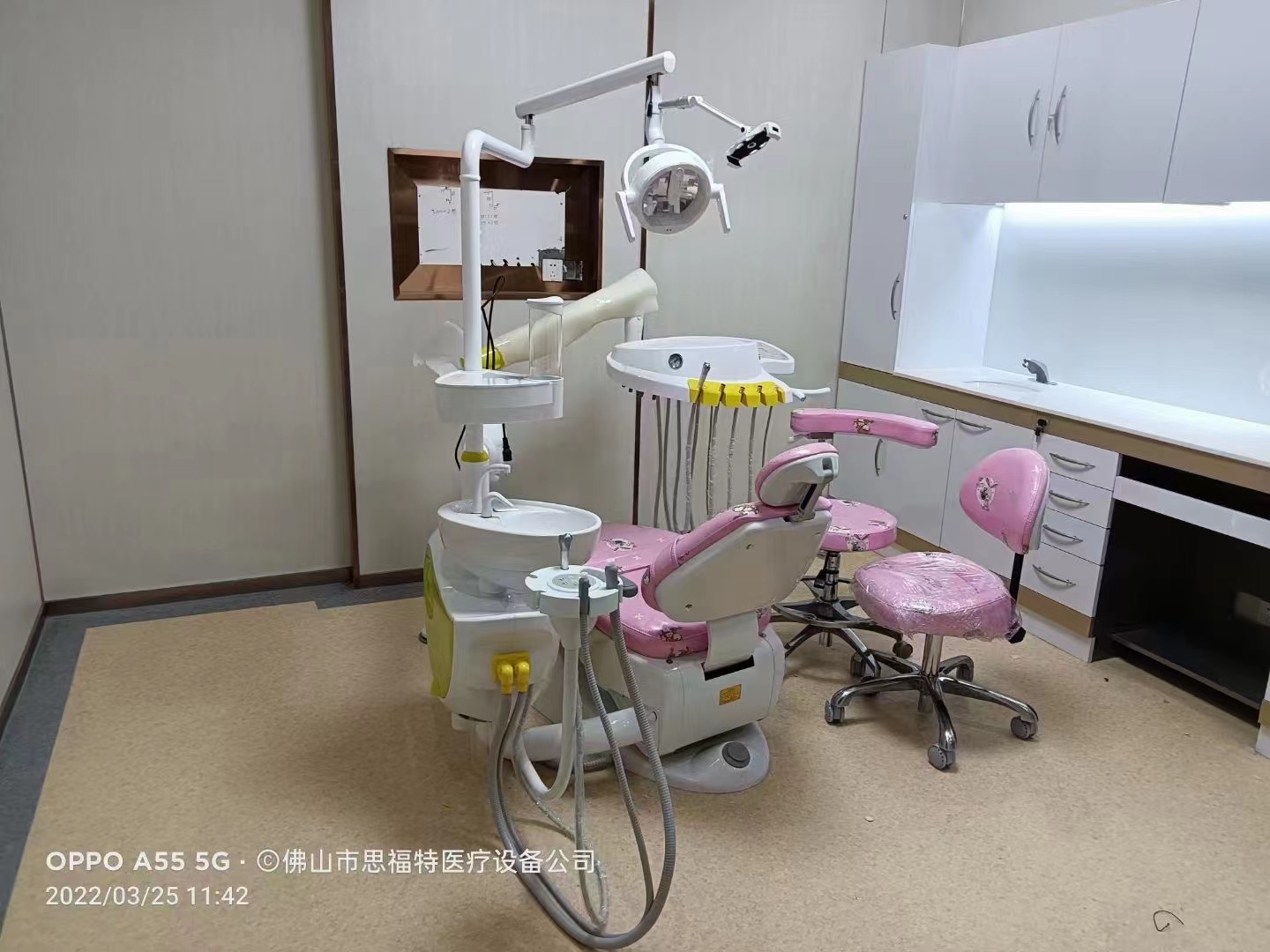 How does a dental chair work